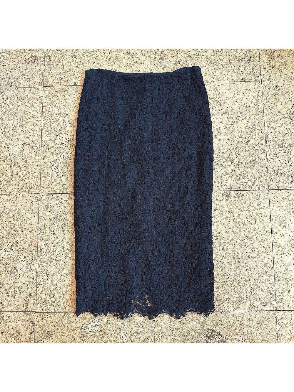 St. John Black Floral Lace Pencil Skirt Size 2 Silk Lined Knee Length Stretch